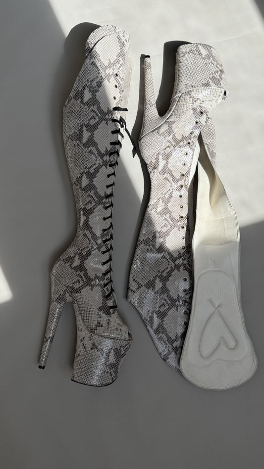 PRE-ORDER Overknee / snake in grey/beige