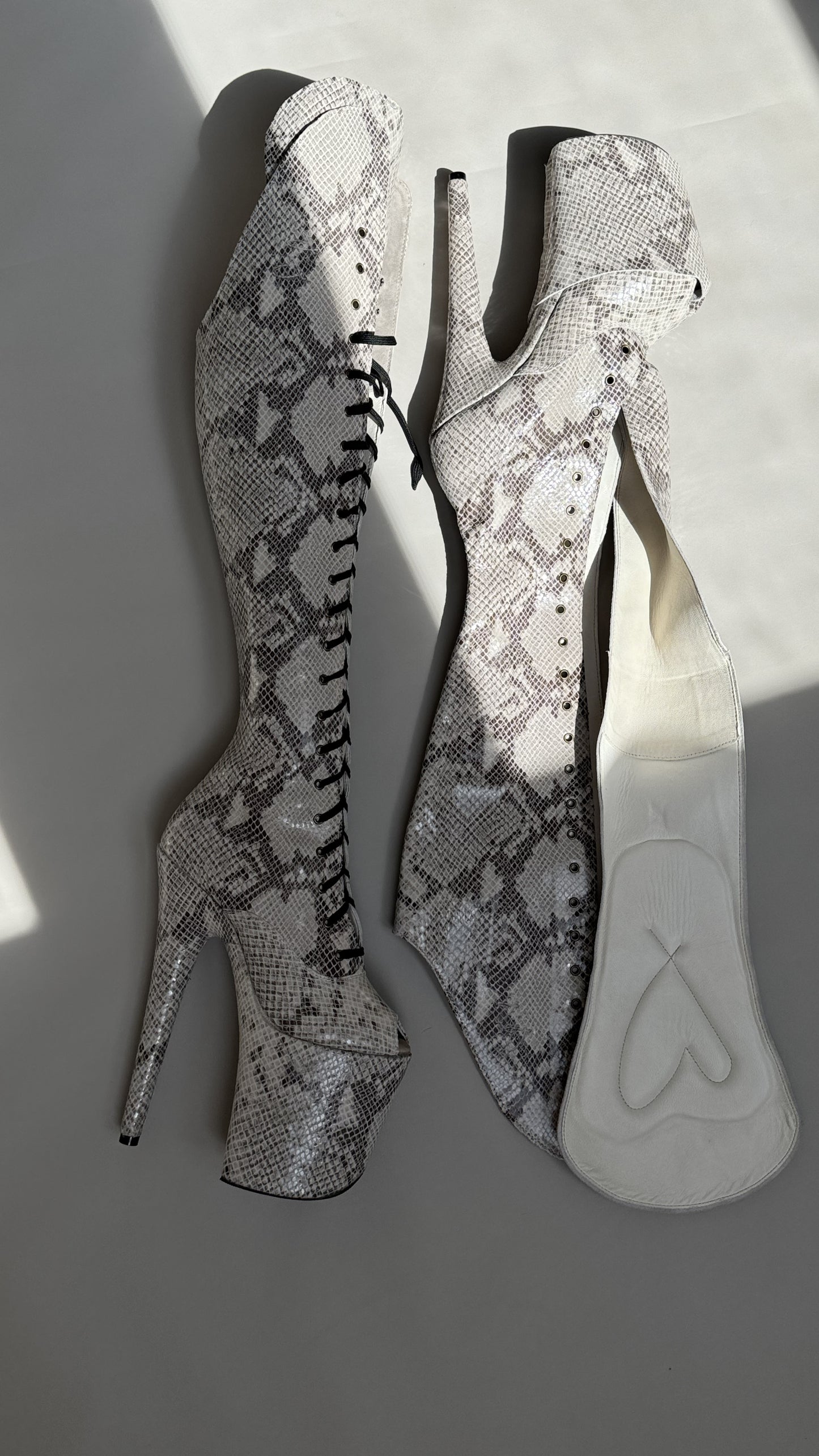 Overknee / Snake in beige/grey size 7 us/ 37 eu