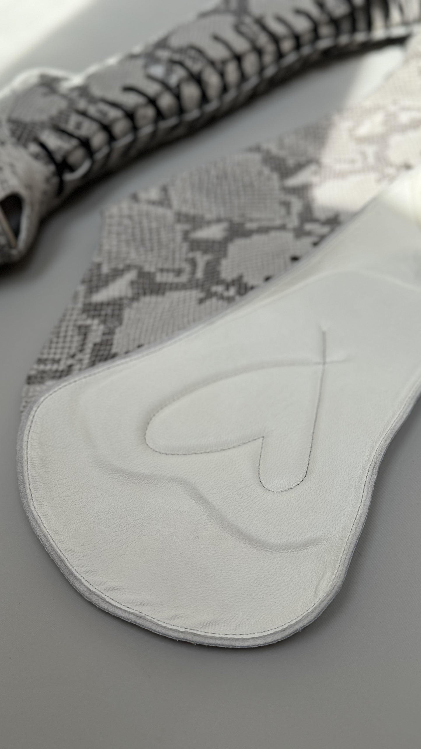 PRE-ORDER Overknee / snake in grey/beige