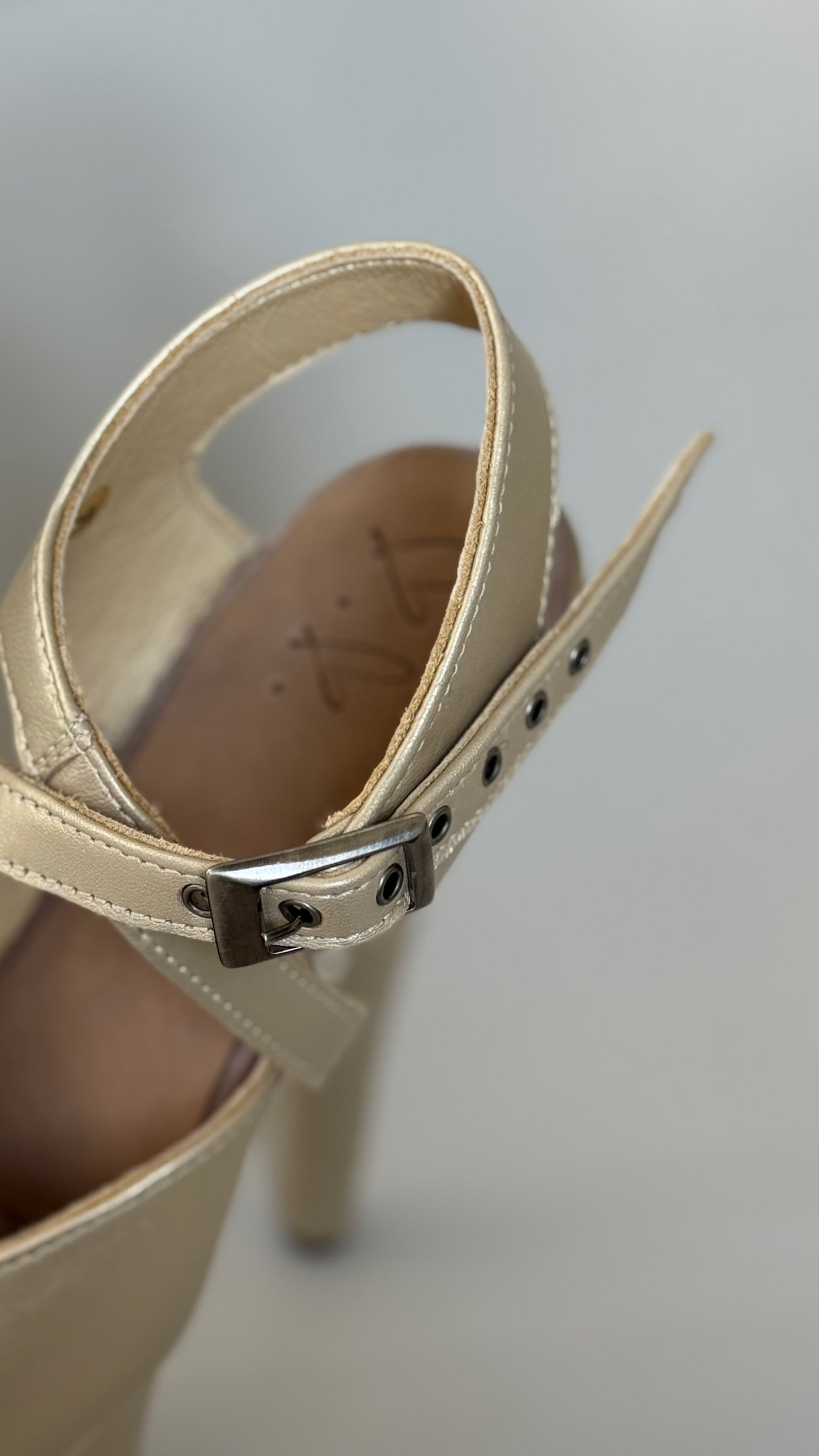 PRE-ORDER CHAMPAGNE Sandal size 5-10 (SAMPLES)